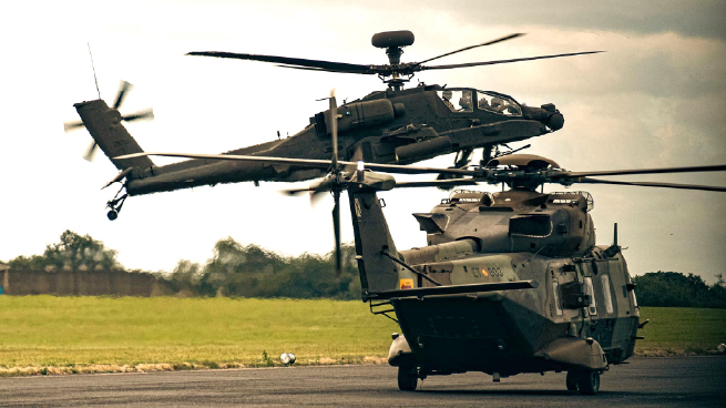 Helicóptero militar en misión